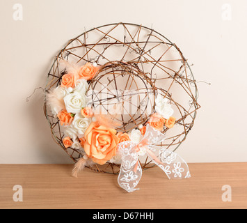 Innendekoration, Kranz mit Orange rose und Band. Stockfoto