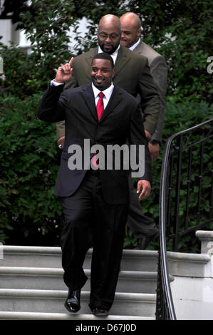 Chris Canty blinkt eine "Nummer eins" melden Sie sich wie er für die Zeremonie ankommt wo begrüßt US-Präsident Barack Obama die Super Bowl-Champion New York Giants ins Weiße Haus in Washington, D.C., USA, 8. Juni 2012. Foto: Ron Sachs / CNP. (Einschränkung: keine New York oder New Jersey Zeitungen oder Zeitungen im Umkreis 75 Meilen von New York City) Stockfoto