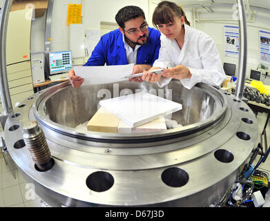 Ökologische Ingenieurstudenten Anja Horn und wissenschaftlicher Mitarbeiter an der University of Apllied Sciences Bergakademie Freiberg Khaled Raed bereiten ein Experiment zur Messung der Wärmeleitfähigkeit von porösen Dämmmaterial in einem Labor der Universität in Freiberg / Deutschland, 12. Juni 2012. TU Bergakademie ist eines der 58 Universitäten aus 39 Ländern, die Stockfoto