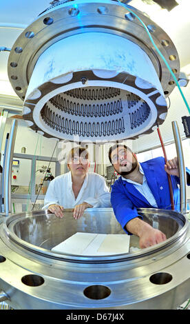 Ökologische Ingenieurstudenten Anja Horn und wissenschaftlicher Mitarbeiter an der University of Apllied Sciences Bergakademie Freiberg Khaled Raed bereiten ein Experiment zur Messung der Wärmeleitfähigkeit von porösen Dämmmaterial in einem Labor der Universität in Freiberg / Deutschland, 12. Juni 2012. TU Bergakademie ist eines der 58 Universitäten aus 39 Ländern, die Stockfoto