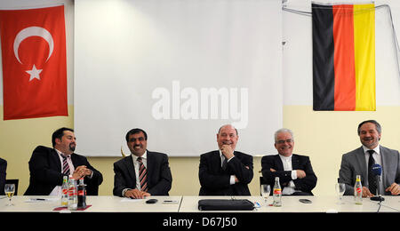 Sprecher des Zentralrats der Muslime in Deutschland Aiman A. Mazyek (L-R), Sprecher der Koordination Rat der Muslime (KRM) Ali Kizilkaya, Vorsitzender des Rates der evangelischen Kirche in Deutschland (EKD) Nikolaus Schneider, Bischof Martin Schindehuette und Leiter der Dialogiue Abteilung der türkisch-Islamische Union für religiöse Angelegenheiten (DITIB) Bekir Alboga si Stockfoto