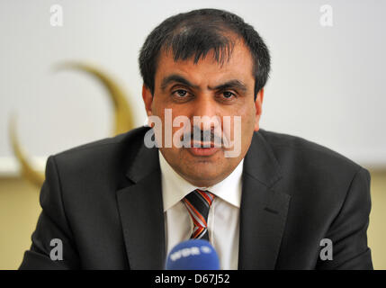 Sprecher der zentrale Rat der Muslime (KRM) in Deutschland Aiman A. Mazyek spricht auf einer Pressekonferenz der Evanfelical Kirche in Deutschland (EKD) und KRM in Duisburg, Deutschland, 21. Juni 2012. Beide Organisationen Vorträge auf Merkez Moschee in Duisburg als Erfolg gewertet. Foto: HENNING KAISER Stockfoto