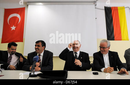 Sprecher des Zentralrats der Muslime in Deutschland Aiman A. Mazyek (L-R), Sprecher der Koordination Rat der Muslime (KRM) Ali Kizilkaya, Vorsitzender des Rates der evangelischen Kirche in Deutschland (EKD) Nikolaus Schneider und Bischof Martin Schindehuette sitzen nebeneinander auf einer Pressekonferenz der EKD und KRM in Duisburg, Deutschland, 21. Juni 2012. Beide Organisationen con Stockfoto