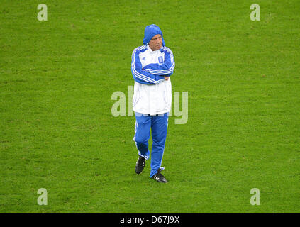 Griechenlands Trainer Fernando Santos geht über das Spielfeld während einer Trainingseinheit der griechischen Fußball-Nationalmannschaft im Arena Gdansk in Danzig, Polen, 21. Juni 2012. Foto: Marcus Brandt Dpa (siehe Kapitel 7 und 8 der http://dpaq.de/Ziovh für die UEFA Euro 2012 Geschäftsbedingungen &) +++(c) Dpa - Bildfunk +++ Stockfoto