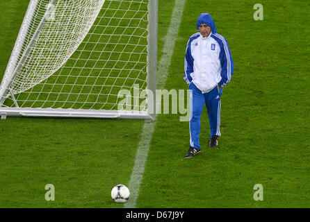 Griechenlands Trainer Fernando Santos geht über das Spielfeld während einer Trainingseinheit der griechischen Fußball-Nationalmannschaft im Arena Gdansk in Danzig, Polen, 21. Juni 2012. Foto: Marcus Brandt Dpa (siehe Kapitel 7 und 8 der http://dpaq.de/Ziovh für die UEFA Euro 2012 Geschäftsbedingungen &) +++(c) Dpa - Bildfunk +++ Stockfoto