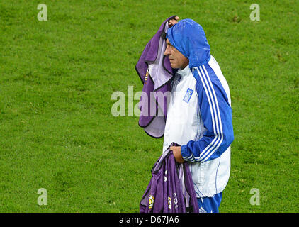 Griechenlands Trainer Fernando Santos geht über das Spielfeld während einer Trainingseinheit der griechischen Fußball-Nationalmannschaft im Arena Gdansk in Danzig, Polen, 21. Juni 2012. Foto: Marcus Brandt Dpa (siehe Kapitel 7 und 8 der http://dpaq.de/Ziovh für die UEFA Euro 2012 Geschäftsbedingungen &) +++(c) Dpa - Bildfunk +++ Stockfoto