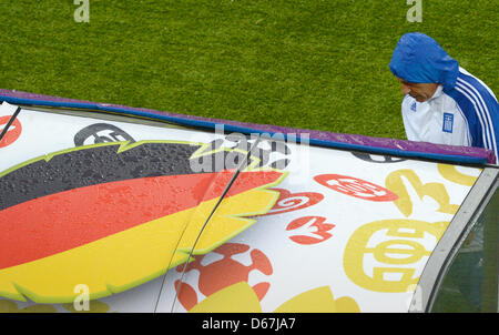 Griechenlands Trainer Fernando Santos geht vorbei an einer Anzeige, die Anzeige der deutschen Flagge während einer Trainingseinheit der griechischen Fußball-Nationalmannschaft im Arena Gdansk in Danzig, Polen, 21. Juni 2012. Foto: Marcus Brandt Dpa (siehe Kapitel 7 und 8 der http://dpaq.de/Ziovh für die UEFA Euro 2012 Geschäftsbedingungen &) +++(c) Dpa - Bildfunk +++ Stockfoto