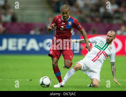 Portugals Raul Meireles (R) und Tschechischen Republik Theodor Gebre Selassie wetteifern um die Kugel während der UEFA EURO 2012-Viertelfinale Fußballspiel Tschechien Vs Portugal im Nationalstadion in Warschau, Polen, 21. Juni 2012. Foto: Jens Wolf Dpa (siehe Kapitel 7 und 8 der http://dpaq.de/Ziovh für die UEFA Euro 2012 Geschäftsbedingungen &) +++(c) Dpa - Bildfunk +++ Stockfoto