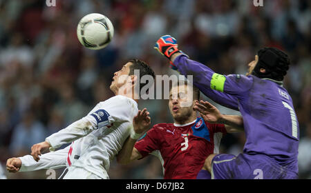 Portugals Cristiano Ronaldo (L) und Tschechische Republik Michal Kadlec (C) und Torwart Petr Cech wetteifern um den Ball während der UEFA EURO 2012-Viertelfinale Fußballspiel Tschechien Vs Portugal im Nationalstadion in Warschau, Polen, 21. Juni 2012. Foto: Jens Wolf Dpa (siehe Kapitel 7 und 8 der http://dpaq.de/Ziovh für die UEFA Euro 2012 Geschäftsbedingungen &) +++(c) Dpa - Bildf Stockfoto