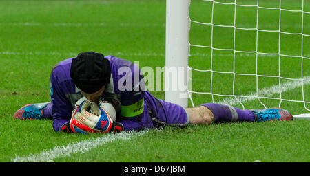 Tschechische Republik-Torwart Petr Cech hält den Ball während der UEFA EURO 2012-Viertelfinale Fußballspiel Tschechien Vs Portugal im Nationalstadion in Warschau, Polen, 21. Juni 2012. Foto: Jens Wolf Dpa (siehe Kapitel 7 und 8 der http://dpaq.de/Ziovh für die UEFA Euro 2012 Geschäftsbedingungen &) +++(c) Dpa - Bildfunk +++ Stockfoto