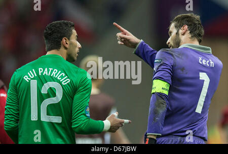 Portugals Torhüter Rui Patricio (L) und Tschechische Republik Torwart Petr Cech Chat nach der UEFA EURO 2012 Fußball-Viertelfinale übereinstimmen Tschechien Vs Portugal im Nationalstadion in Warschau, Polen, 21. Juni 2012. Foto: Jens Wolf Dpa (siehe Kapitel 7 und 8 der http://dpaq.de/Ziovh für die UEFA Euro 2012 Geschäftsbedingungen &) +++(c) Dpa - Bildfunk +++ Stockfoto