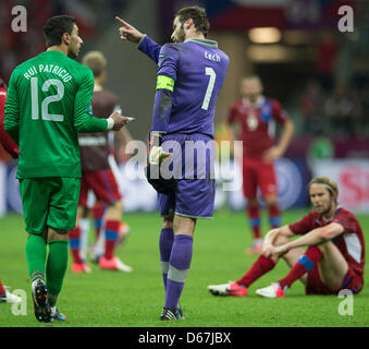 Portugals Torhüter Rui Patricio (L) und Tschechische Republik Torwart Petr Cech Chat nach der UEFA EURO 2012 Fußball-Viertelfinale übereinstimmen Tschechien Vs Portugal im Nationalstadion in Warschau, Polen, 21. Juni 2012. Foto: Jens Wolf Dpa (siehe Kapitel 7 und 8 der http://dpaq.de/Ziovh für die UEFA Euro 2012 Geschäftsbedingungen &) +++(c) Dpa - Bildfunk +++ Stockfoto