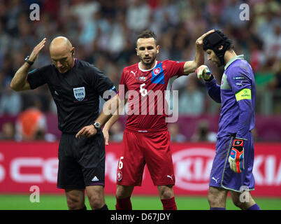 Portugals Tomas Sivok (C) Liebkosungen der Leiter der Tschechischen Republik Torwart Petr Cech (R) als Schiedsrichter Howard Webb während der UEFA EURO 2012-Viertelfinale Fussball Gesten entsprechen Tschechien Vs Portugal im Nationalstadion in Warschau, Polen, 21. Juni 2012. Foto: XX Dpa (siehe Kapitel 7 und 8 der http://dpaq.de/Ziovh für die UEFA Euro 2012 Geschäftsbedingungen &) Stockfoto