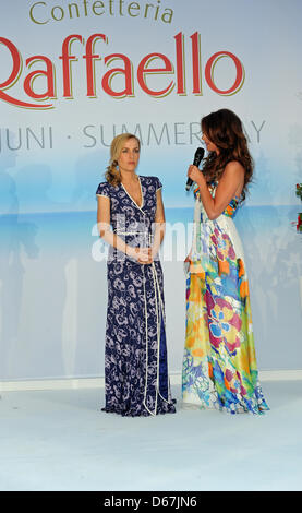 US-Schauspielerin Gillian Anderson (l) und Moderatorin Mareile Hoeppner besuchen das "Raffaello Sommer Tag 2012" im Restaurant des Bayerischen Nationalmuseum in München, Deutschland, 21. Juni 2012. Die Gelder in das Charity-Event werden "Hand in hand für Kinder e.V." gespendet. Foto: Ursula Düren Stockfoto