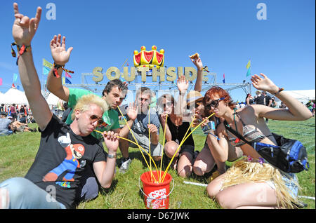 Festival-Besucher stellen sich auf dem Southside Festival in Neuhausen Ob Eck, Deutschland, 22. Juni 2012. Das Festival findet vom 22. bis 24. Juni 2012. Foto: Marc Müller Stockfoto