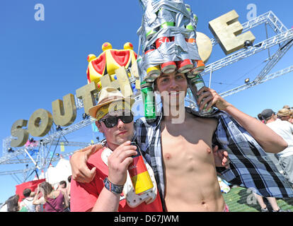 Festival-Besucher stehen vor dem Eingang zum Southside Festival in Neuhausen Ob Eck, Deutschland, 22. Juni 2012. Das Festival findet vom 22. bis 24. Juni 2012. Foto: Marc Müller Stockfoto