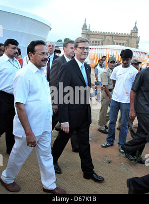 German Foreign Minister Guido Westerwelle (C) und Hauptminister von Karnataka, D.V. Sadananda Gowda (L) nehmen an der deutsch-indischen City Tour Urban Mela in Bangalore, Indien, 22. Juni 2012. Die Ausstellung zeigt siebzehn Pavillons unterschiedlicher Form, Größe und Farbe und Design-Elemente aus beiden Ländern mit moderner Stahl und Textil zu kombinieren. Vom 13. April 2012 bis Januar Stockfoto