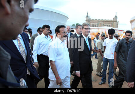 German Foreign Minister Guido Westerwelle (C) und Hauptminister von Karnataka, D.V. Sadananda Gowda (L) nehmen an der deutsch-indischen City Tour Urban Mela in Bangalore, Indien, 22. Juni 2012. Die Ausstellung zeigt siebzehn Pavillons unterschiedlicher Form, Größe und Farbe und Design-Elemente aus beiden Ländern mit moderner Stahl und Textil zu kombinieren. Vom 13. April 2012 bis Januar Stockfoto