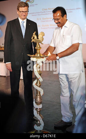 Deutscher Außenminister Guido Westerwelle (L) und Hauptminister von Karnataka, D.V. Sadananda Gowda öffnen die deutsch-indischen City Tour Urban Mela in Bangalore, Indien, 22. Juni 2012. Die Ausstellung zeigt siebzehn Pavillons unterschiedlicher Form, Größe und Farbe und Design-Elemente aus beiden Ländern mit moderner Stahl und Textil zu kombinieren. Vom 13. April 2012 bis Januar 2013 t Stockfoto