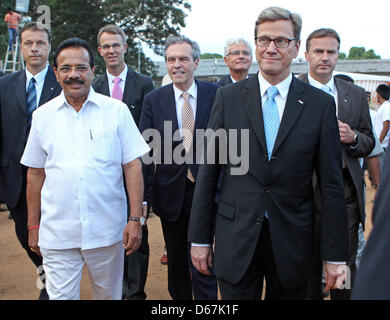 German Foreign Minister Guido Westerwelle (R) und Hauptminister von Karnataka, D.V. Sadananda Gowda (L) nehmen an der deutsch-indischen City Tour Urban Mela in Bangalore, Indien, 22. Juni 2012. Die Ausstellung zeigt siebzehn Pavillons unterschiedlicher Form, Größe und Farbe und Design-Elemente aus beiden Ländern mit moderner Stahl und Textil zu kombinieren. Vom 13. April 2012 bis Januar Stockfoto