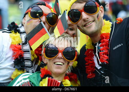 Deutsche Fans feiert auf dem Stand vor der UEFA EURO 2012 Viertelfinal-Fußballspiel Deutschland gegen Griechenland im Arena Gdansk in Danzig, Polen, 22. Juni 2012. Foto: Marcus Brandt Dpa (siehe Kapitel 7 und 8 der http://dpaq.de/Ziovh für die UEFA Euro 2012 Geschäftsbedingungen &) +++(c) Dpa - Bildfunk +++ Stockfoto