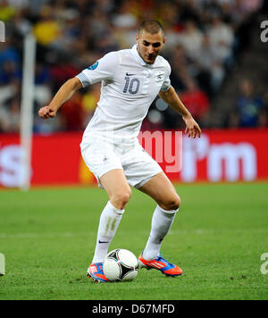 Frankreichs Karim Benzema steuert den Ball während der UEFA EURO 2012-Viertelfinale Fußballspiel Spanien Vs Frankreich im Donbass Arena in Donezk, Ukraine, 23. Juni 2012. Foto: Thomas Eisenhuth Dpa (siehe Kapitel 7 und 8 der http://dpaq.de/Ziovh für die UEFA Euro 2012 Geschäftsbedingungen &) Stockfoto