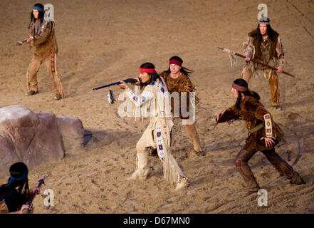 Erol Sander als Winnetou (M) spielt während einer Aufführung von "Winnetou II" während der 61. Karl May Festival in Bad Segeberg, Deutschland, 23. Juni 2012. Die Wild-West-Klassiker werden bis zum 2. September 2012 gespielt. Foto: Kay Nietfeld Stockfoto