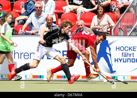 Deutschlands Jan Philipp Rabente (l) und Belgiens Simon Gougnard (r) sind während ein fangen Sie Hockey national Match zwischen Deutschland und Belgien bei DSD in Düsseldorf, 23. Juni 2012 abgebildet. Foto: Revierfoto Stockfoto