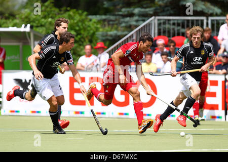 Deutschlands Jan-Marco Montag (l), Philipp Rabente (R) und Belgiens Simon Gougnard (m) sind abgebildet, während ein fangen Sie Hockey national Match zwischen Deutschland und Belgien bei DSD in Düsseldorf, 23. Juni 2012. Foto: Revierfoto Stockfoto