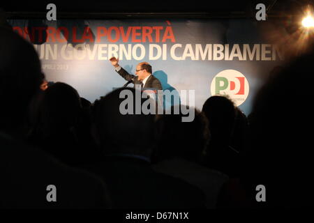 Rom, Italien. 13. April 2013. Pier Luigi Bersani Führer der Pd Partei bei einer Demonstration gegen die Armut in Italien im italienischen Corviale Viertel von Rom. Bildnachweis: Gari Wyn Williams /Alamy Live-Nachrichten Stockfoto