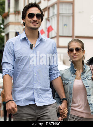 Mats Hummels (L) und Freundin Cathy Fischer Deutschlands gehen Innenstadt in Sopot in Sopot, Polen, 24. Juni 2012. Die UEFA EURO 2012 findet von 08 Juni bis 1. Juli 2012 und co von Polen und der Ukraine gehostet. Foto: Jens Wolf Dpa +++(c) Dpa - Bildfunk +++ Stockfoto