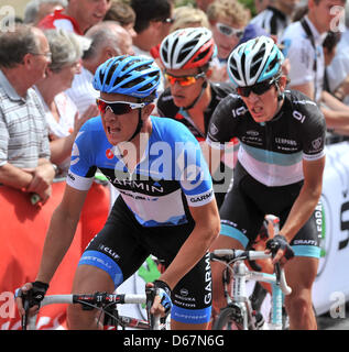 Fabian Wegmann Vom Team Garmin-Barracuda führt die Straße Rennen des deutschen Radsport Turniers vor der zweiten zusein Linus Gerdemann des Team Radioshack-Nissan (m.) V und dritte werden Julian Kern von Team Lopard Trek-Continental in Grimma, Deutschland, 24. Juni 2012. Foto: HENDRIK SCHMIDT Stockfoto