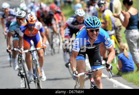 Fabian Wegmann Vom Team Garmin-Barracuda führt das Straßenrennen der deutschen Radsport-Turnier in Grimma, Deutschland, 24. Juni 2012. Foto: HENDRIK SCHMIDT Stockfoto