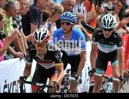 Fabian Wegmann Vom Team Garmin-Barracuda (m), Linus Gerdemann des Team Radioshack-Nissan (l) und Julian Kern von Team Lopard Trek-Continental (l) beteiligen sich an der Straße Rennen des deutschen Radsport Turniers in Grimma, Deutschland, 24. Juni 2012. Foto: HENDRIK SCHMIDT Stockfoto