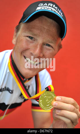 Fabian Wegmann Vom Team Garmin-Barracuda zeigt seine Goldmedaille gewann das Straßenrennen der deutschen Radsport Turnier in Grimma, Deutschland, 24. Juni 2012. Foto: HENDRIK SCHMIDT Stockfoto