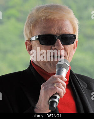 Deutsche Folk-Sänger singt Heino bei seinem Open-Air-Veranstaltung "16 Jahre Heino Cafe Geburtstag" vor dem Kurhaus in Bad Muenstereifel, Deutschland, 24. Juni 2012. Am 31. Mai 2012 Heido musste seine legendären "Rathaus Cafe" schließen und zog es nach dem Kurhaus. Foto: Horst Ossinger dpa Stockfoto