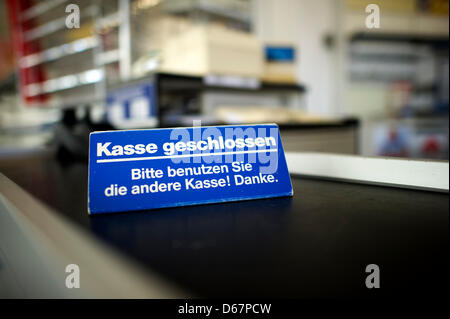 ILLUSTRATION - eine Illsutrated Bild zeigt ein "Kasse Zähler geschlossen" Schild in einem Geschäft der insolventen Drogeriemarktkette Schlecker in Dresden, Deutschland, 27. Juni 2012. 2800 Schlecker Filialen in ganz Deutschland schließen ihre Türen für das letzte Mal heute um 15:00. Die einzige Aufgabe, die dann für mehr als 13.000 Schlecker Mitarbeiter links ist ein letztes Mal aufräumen. Foto: ARNO BURGI Stockfoto