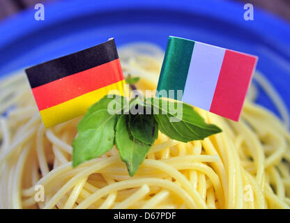 Ein Teller Spaghetti hat mit deutschen und italienischen Flagge in Chemnitz, Deutschland, 26. Juni 2012 eingerichtet. Deutschland spielen Italien im Halbfinale der EURO 2012 am 28. Juni 2012. Foto: Hendrik Schmidt Stockfoto