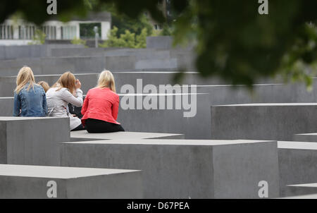 Schülerinnen und Schüler sitzen auf einem der Stelen auf das Denkmal für die ermordeten Juden Europas in Berlin, Deutschland, 27. Juni 2012. 40 Prozent der deutschen Schüler kann nicht etwa zwischen Demokratie und Diktatur unterscheiden. Dies ist das Ergebnis einer Studie des Forschungsnetzwerks "SED-Staat der Freien Universität Berlin. Rund 7.500 9. und 10. Klasse aus 5 Bundesländern befragt wurden für die Stockfoto