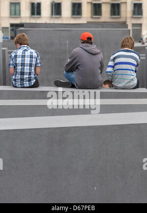 Schülerinnen und Schüler sitzen auf einem der Stelen auf das Denkmal für die ermordeten Juden Europas in Berlin, Deutschland, 27. Juni 2012. 40 Prozent der deutschen Schüler kann nicht etwa zwischen Demokratie und Diktatur unterscheiden. Dies ist das Ergebnis einer Studie des Forschungsnetzwerks "SED-Staat der Freien Universität Berlin. Rund 7.500 9. und 10. Klasse aus 5 Bundesländern befragt wurden für die Stockfoto