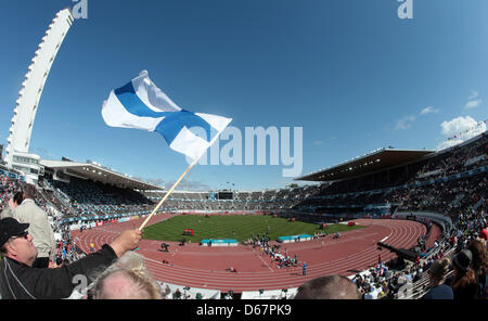 Ein Fan winkt eine Flagge von Finnland während des Europäischen Leichtathletik-Meisterschaften 2012 im Olympiastadion in Helsinki, Finnland, 27. Juni 2012. Die Leichtathletik-Europameisterschaften statt in Helsinki vom 27. Juni bis 1. Juli 2012. Foto: MICHAEL KAPPELER Stockfoto