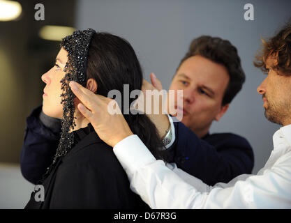 Mode-Designer Guido Maria Kretschmer (C) wird vom Kopf des Haares Andre Maertens (L) für das Styling seiner Modelle in eine so genannte Blick Tryout für seine Modenschau bei Loreal Professional auf der Mercedes-Benz Fashion Week in Berlin, Deutschland, 27. Juni 2012 beraten. Kretschmer Show mit dem Titel "Alaiyha" findet am 05 Juli. Foto: JENS KALAENE Stockfoto