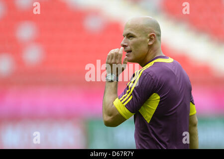 Britische Schiedsrichter Howard Webb Gesten während einer Trainingseinheit im Nationalstadion in Warschau, Polen, 27. Juni 2012. Foto: Andreas Gebert Dpa (siehe Kapitel 7 und 8 der http://dpaq.de/Ziovh für die UEFA Euro 2012 Geschäftsbedingungen &) +++(c) Dpa - Bildfunk +++ Stockfoto