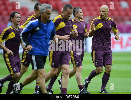 Britische Schiedsrichter läuft Howard Webb (R) während einer Trainingseinheit im Nationalstadion in Warschau, Polen, 27. Juni 2012. Foto: Andreas Gebert Dpa (siehe Kapitel 7 und 8 der http://dpaq.de/Ziovh für die UEFA Euro 2012 Geschäftsbedingungen &) +++(c) Dpa - Bildfunk +++ Stockfoto