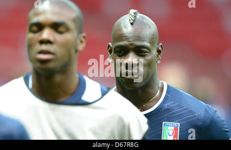 Italiens Mario Balotelli während einer Trainingseinheit der italienischen Fußball-Nationalmannschaft im Nationalstadion in Warschau, Polen, 27. Juni 2012. Foto: Marcus Brandt Dpa (siehe Kapitel 7 und 8 der http://dpaq.de/Ziovh für die UEFA Euro 2012 Geschäftsbedingungen &) Stockfoto