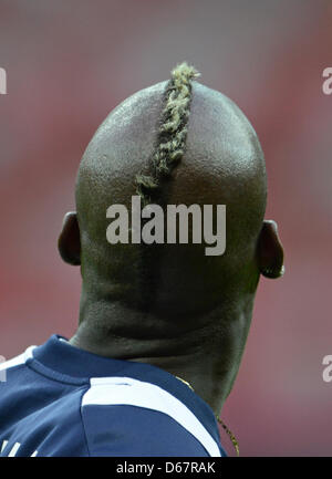 Italiens Mario Balotelli während einer Trainingseinheit der italienischen Fußball-Nationalmannschaft im Nationalstadion in Warschau, Polen, 27. Juni 2012. Foto: Andreas Gebert Dpa (siehe Kapitel 7 und 8 der http://dpaq.de/Ziovh für die UEFA Euro 2012 Geschäftsbedingungen &) Stockfoto