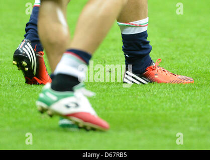 Italiens Riccardo Montolivo (hinten) während einer Trainingseinheit der italienischen Fußball-Nationalmannschaft im Nationalstadion in Warschau, Polen, 27. Juni 2012. Foto: Marcus Brandt Dpa (siehe Kapitel 7 und 8 der http://dpaq.de/Ziovh für die UEFA Euro 2012 Geschäftsbedingungen &) Stockfoto