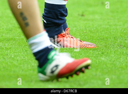 Italiens Riccardo Montolivo (hinten) während einer Trainingseinheit der italienischen Fußball-Nationalmannschaft im Nationalstadion in Warschau, Polen, 27. Juni 2012. Foto: Marcus Brandt Dpa (siehe Kapitel 7 und 8 der http://dpaq.de/Ziovh für die UEFA Euro 2012 Geschäftsbedingungen &) Stockfoto