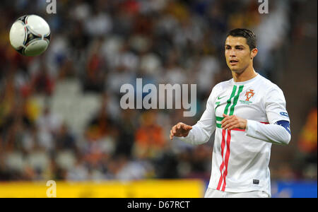 Portugals Cristiano Ronaldo in Aktion während der UEFA EURO 2012 Halbfinale Fußball Spiel Portugal gegen Spanien im Donbass Arena in Donezk, Ukraine, 27. Juni 2012. Foto: Thomas Eisenhuth Dpa (siehe Kapitel 7 und 8 der http://dpaq.de/Ziovh für die UEFA Euro 2012 Geschäftsbedingungen &) Stockfoto