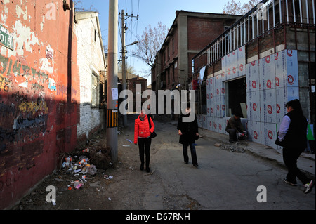 Peking, China - April 1: Menschen vergeht ein Hutong (Gasse) in Peking am Morgen des 1. April 2013 arbeiten gehen. Stockfoto